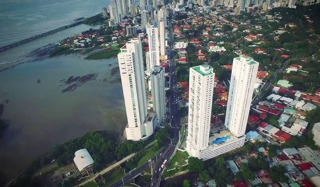 Vista desde apartamentos en Coco del Mar con mar y ciudad al fondo