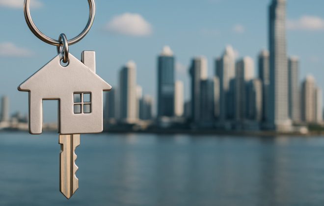Llave de casa con fondo del skyline de la ciudad en Panamá, simbolizando la oportunidad de comprar casa siendo soltero.