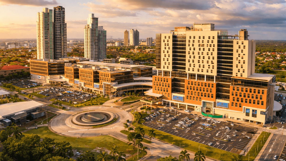 Vivir en Costa del Este en Ciudad de Panamá con edificios modernos y zonas residenciales organizadas