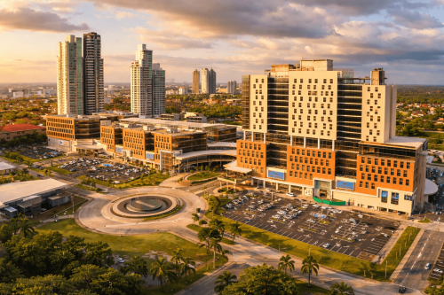 Vivir en Costa del Este en Ciudad de Panamá con edificios modernos y zonas residenciales organizadas