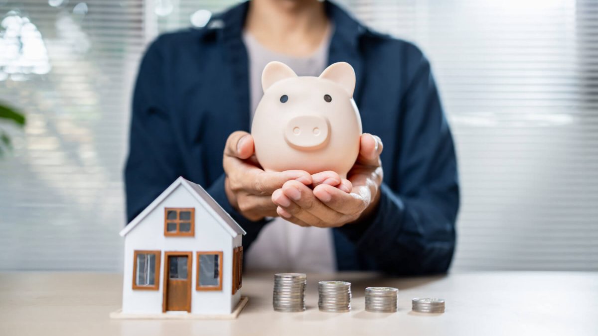 Persona planificando el ahorro para comprar una casa en Panamá y prepararse para una hipoteca