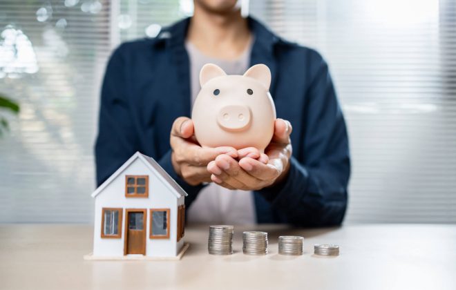 Persona planificando el ahorro para comprar una casa en Panamá y prepararse para una hipoteca