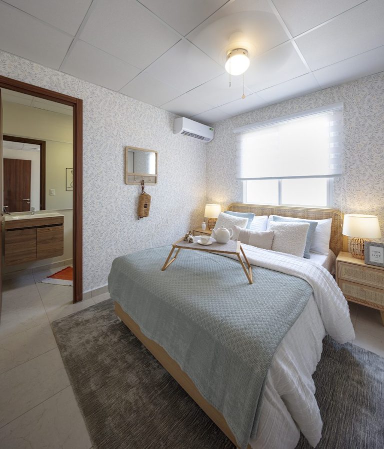 Habitación principal con baño.