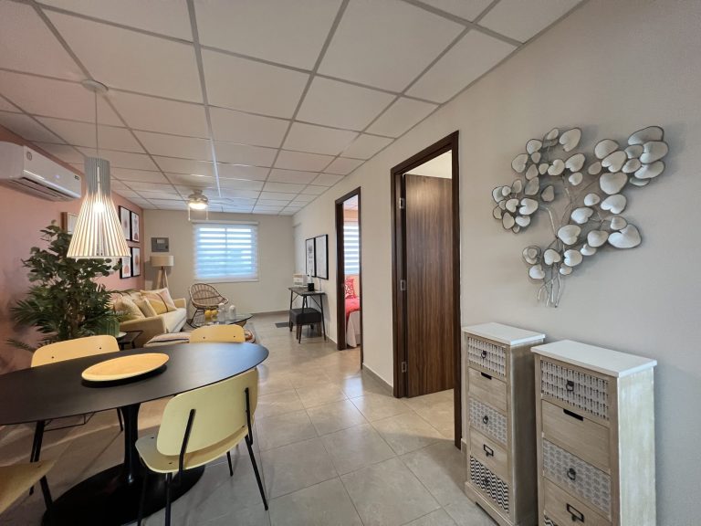 Comedor con acceso al pasillo de habitaciones.