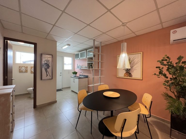Comedor y cocina cerrada