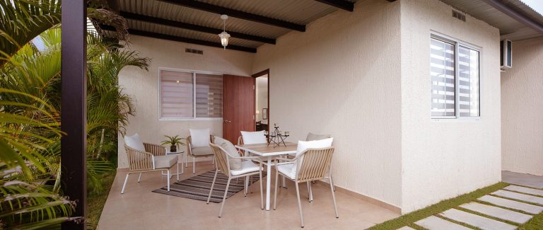 Terraza techada con pasillo a la lavandería