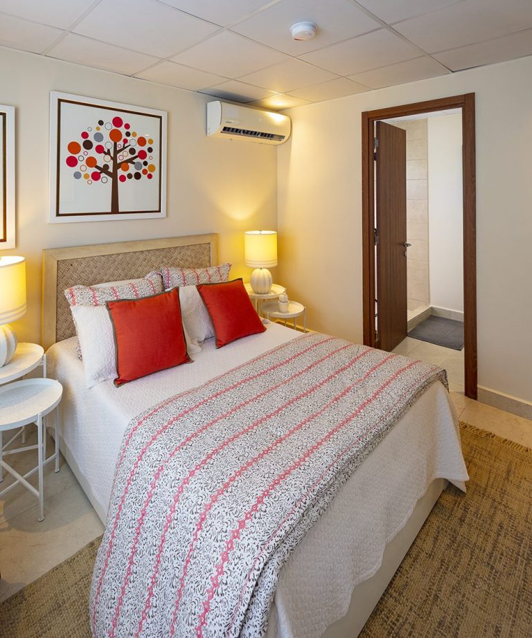 Habitación principal con acceso al baño.