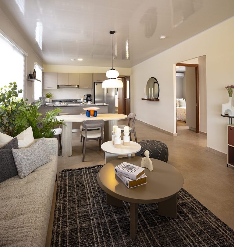 Sala con comedor y cocina al fondo.